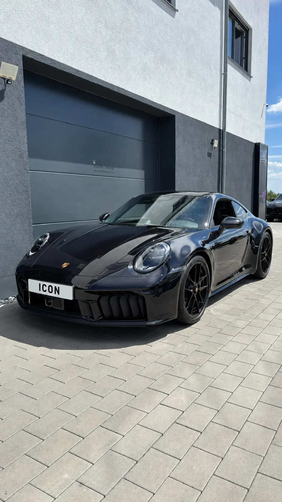 Schwarzer Porsche 911 bei ICONCARWRAP